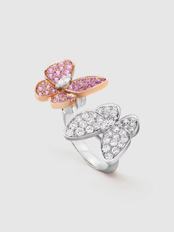 Anillo con dos mariposas entre los dedos